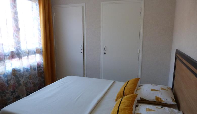 °  chambre moderne avec lit en 160 cm avec coiffeuse,  vestiaire et rangements