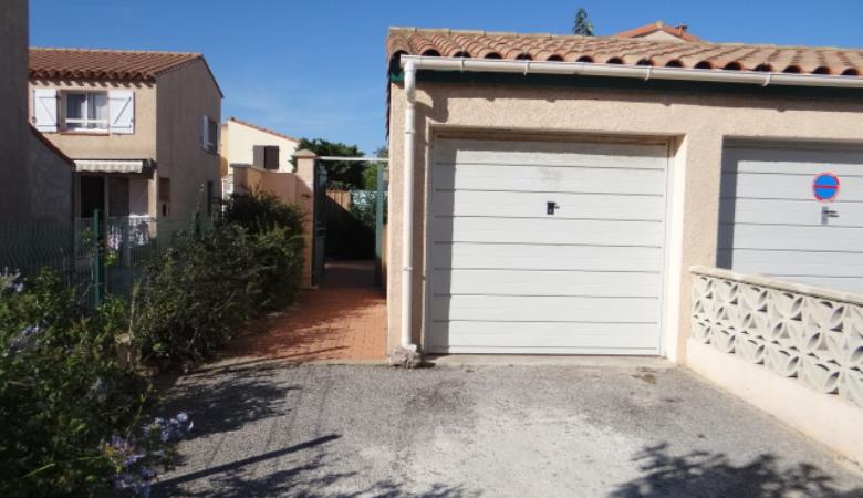 Garage parking fermé et accès maison