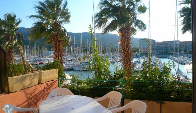 11 Vue de la terrasse sur le port et les montagnes