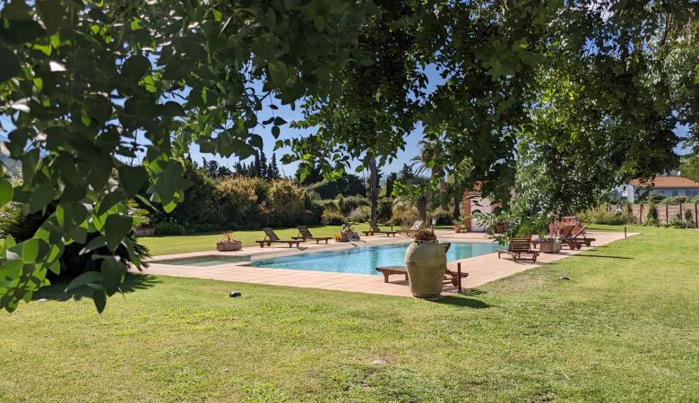 piscine-jardin-arbres-meuble-el-canigo-saint-michel-de-llotes