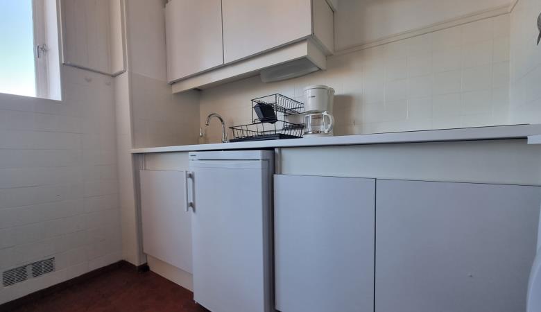 3_Location Collioure_vue-cuisine_Placards_Hauts-et-en-bas