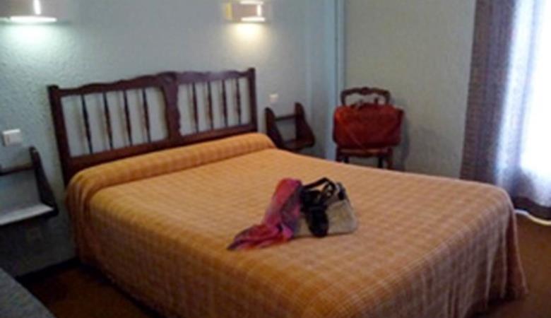 4-hotel-ambeille-chambre
