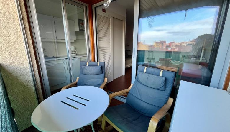 5_Location_Vue-depuis-le-ba lcon-deux-Rocking-Chair-Table-Baies-Vitrees-Cuisine-Salon