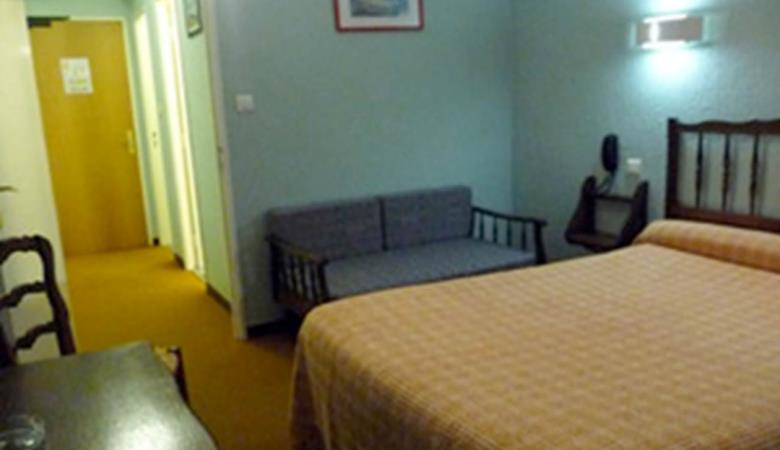 5-hotel-ambeille-chambre-2