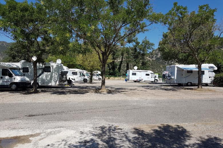 66-vinca-le-lac-portes-du-canigou-aire-etape-camping-car-park