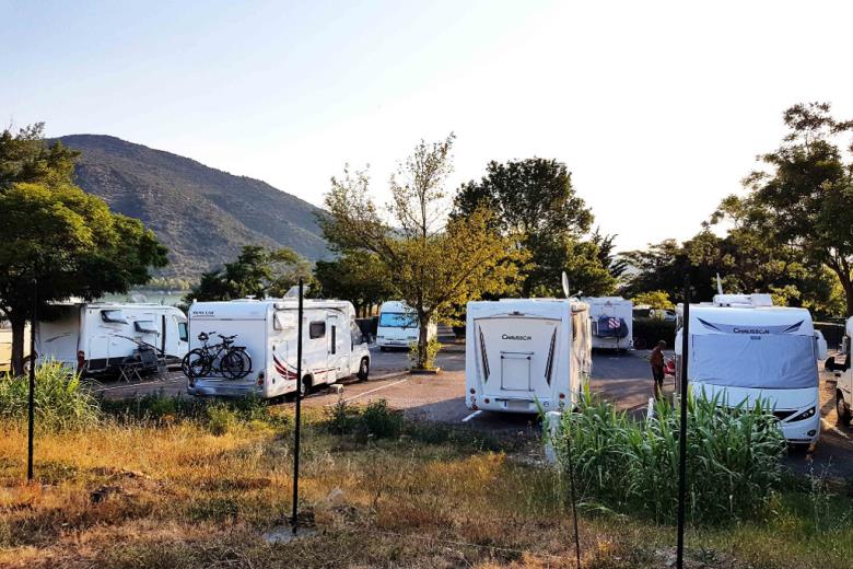 66-vinca-le-lac-portes-du-canigou-aire-etape-camping-car-park-aire