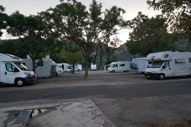 66-vinca-le-lac-portes-du-canigou-aire-etape-camping-car-park-languedoc-roussillon