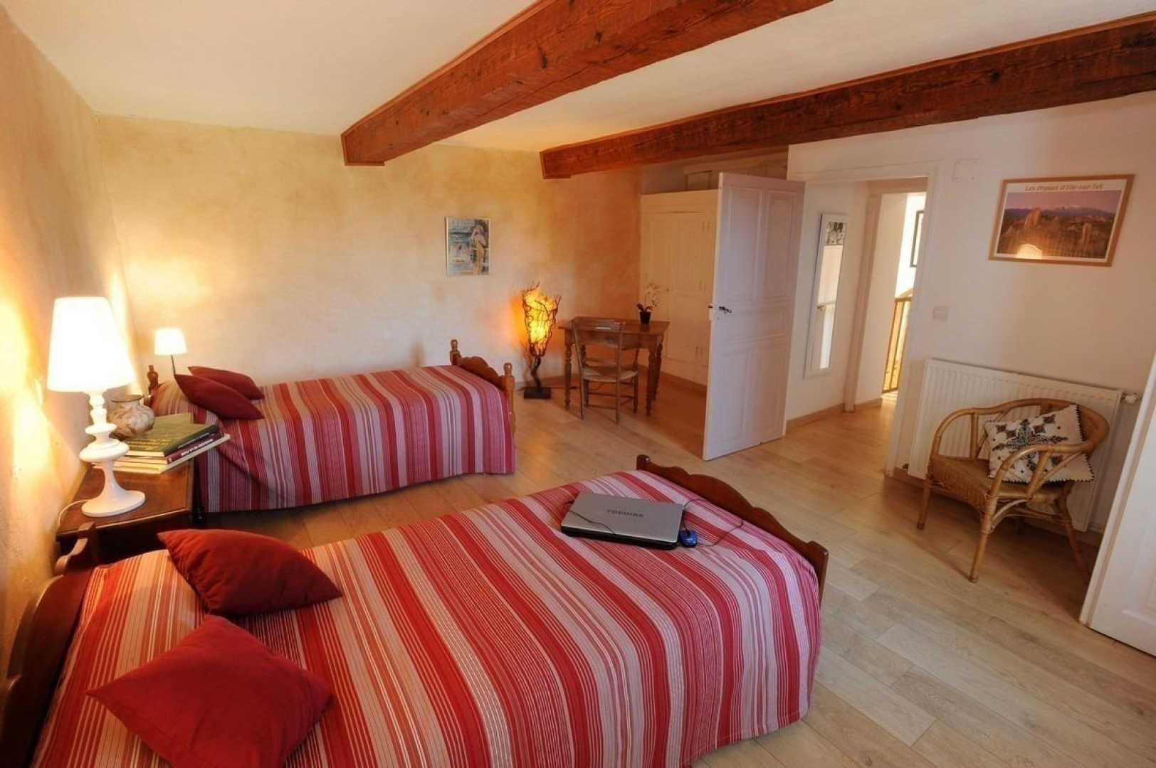 66G101524 946d08ced50f4fb39e026af1e5c90b4c