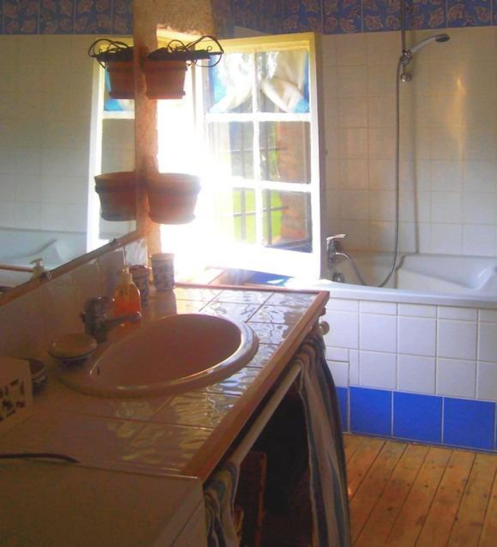 66G103301 93b0e1239308415bb531bc734a6c3ead