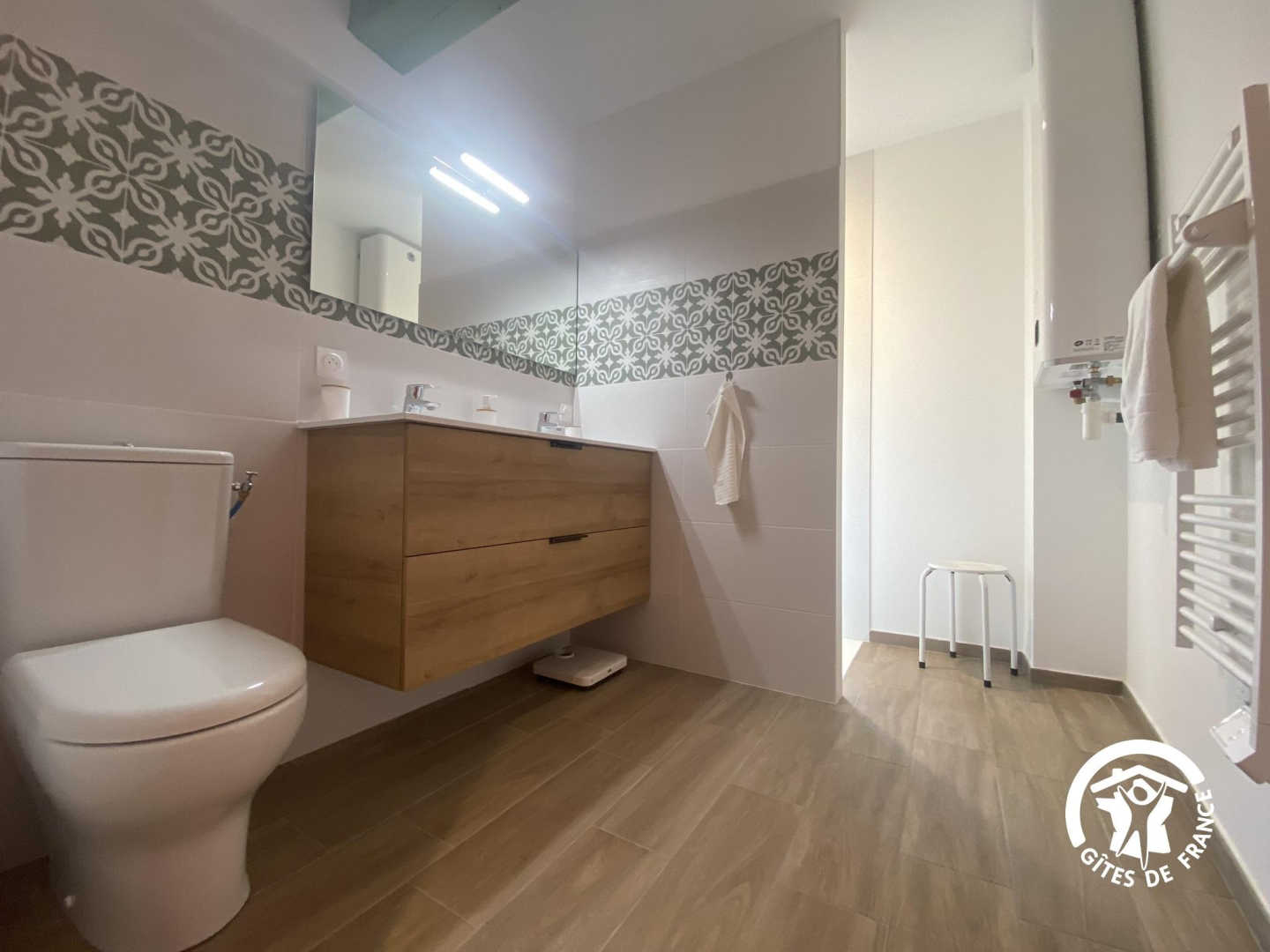 66G103304 a615e88d4cba4cc39731fb9d29bad682