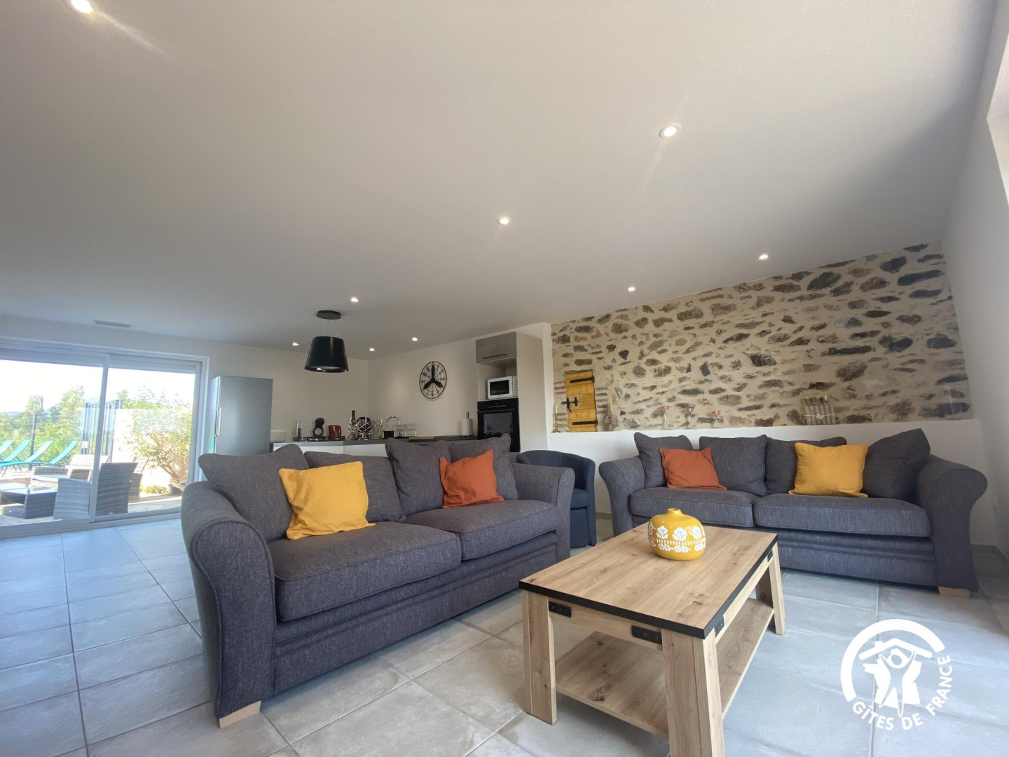 66G103304 a8e645b95fe64c4ca63e85a44371976c