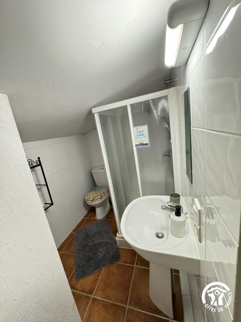 66G103305 0db60a313de8402ba58bc3cdb95b90d7