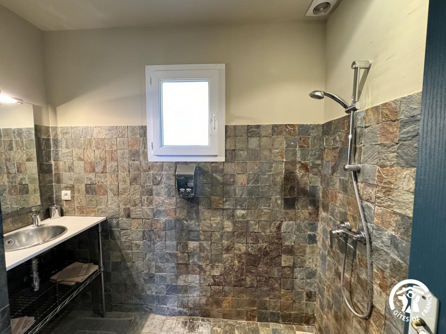 66G103306 ac70dcc068b44bbeb7aea7927e627f67