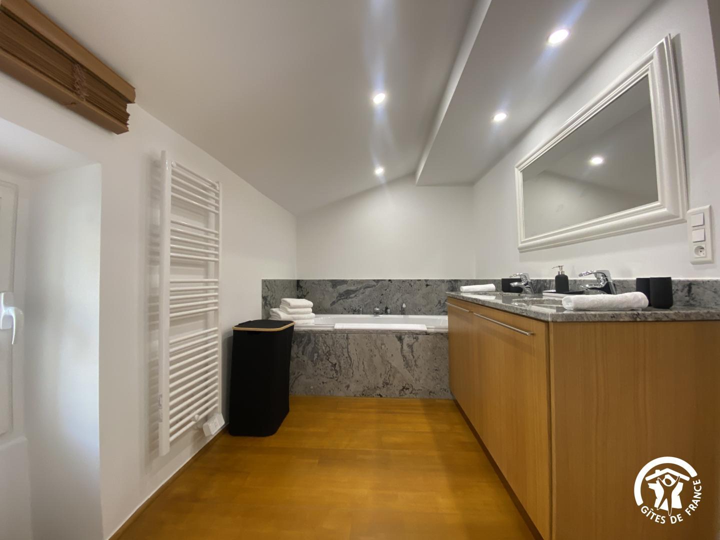 66G111201 bebf960be4d94497ba76b49c600d824f