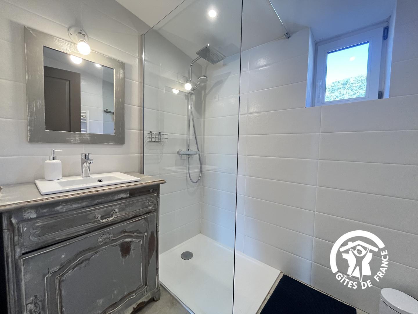 66G112606 16fa4fd8493840f8bf3f253451c2b60b