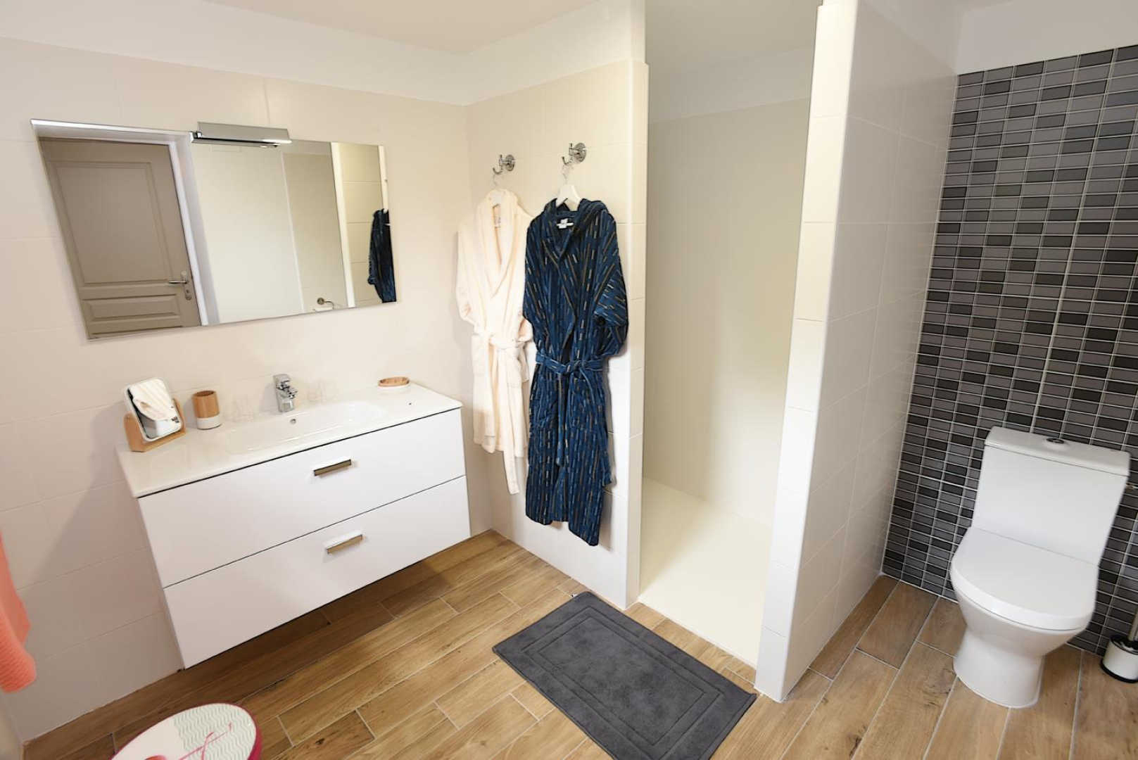 66G117005 b9f978daea0346e29d7d7c7f029ed549