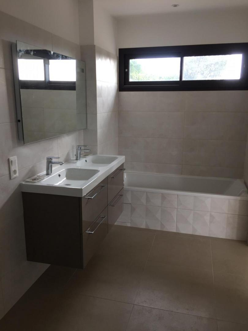 66G121040 c142eaf39fc54945bd36737d219323d5