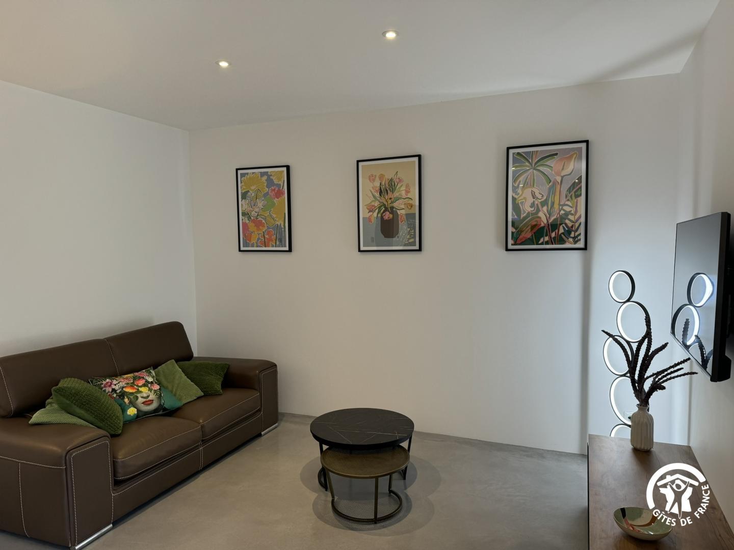 66G121720 c528dfa6ae824ab38d3d5a00dad156c1