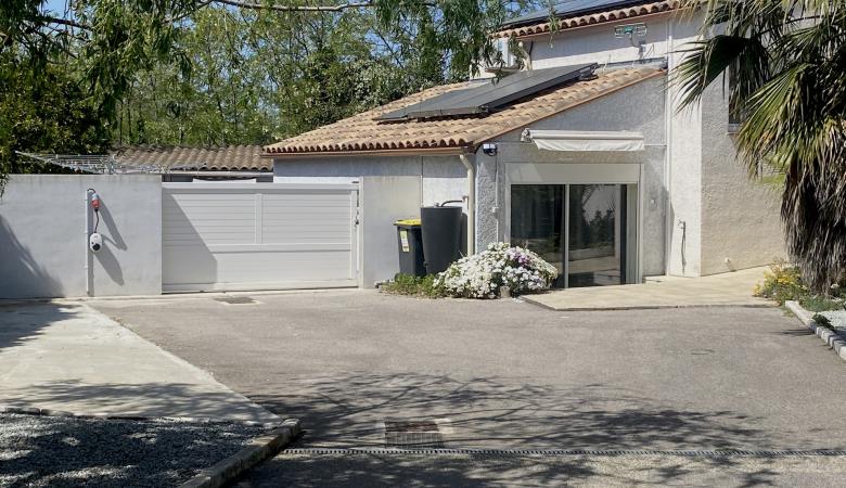 Borne de rechargement pour véhicules électriques