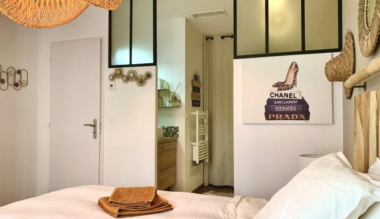 Chambre 1 vue vers Salle d'eau