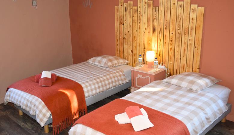 Chambre ocre 2 lits