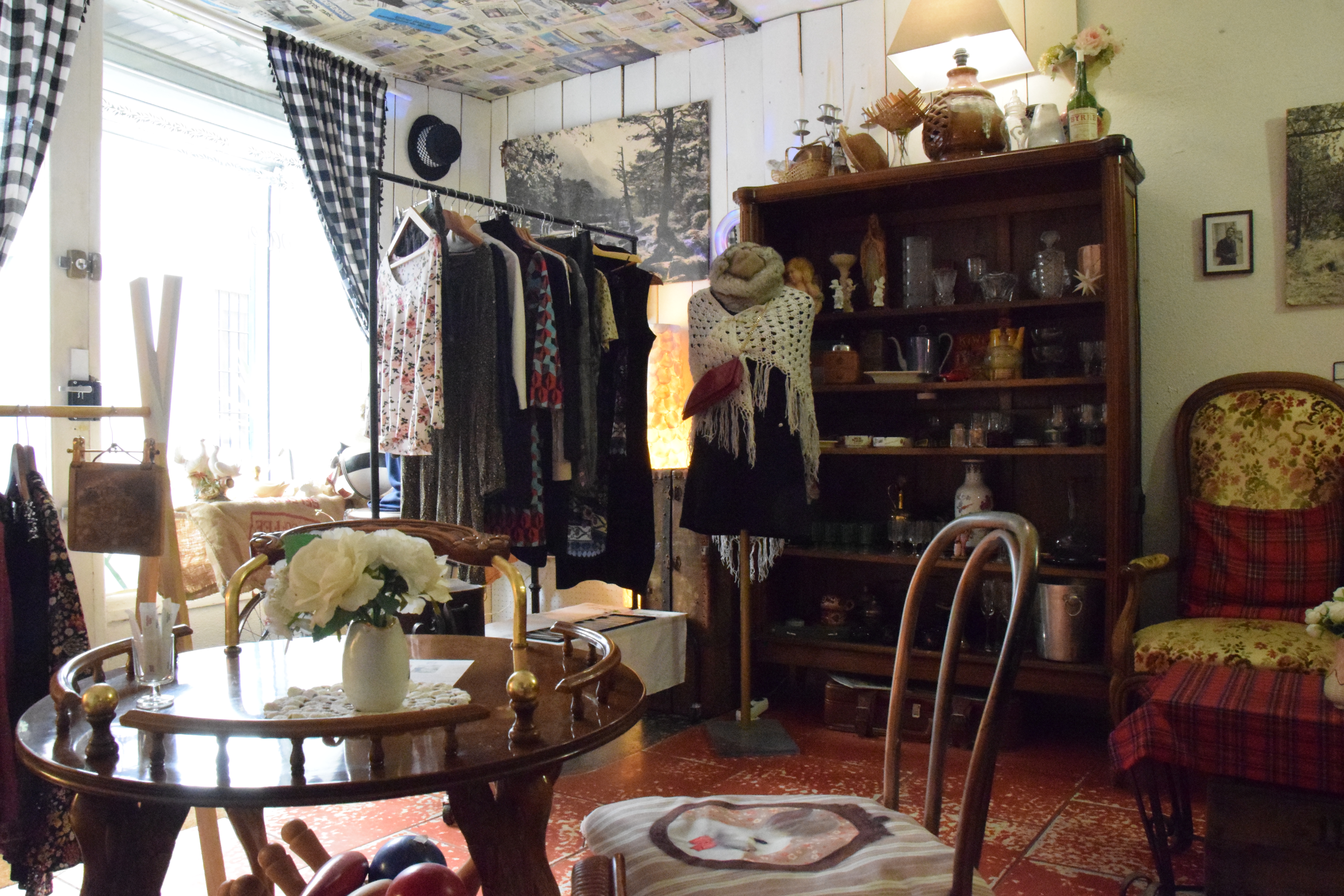 ENTRE PARENTHESES – LE CAFE BROCANTE DE THUIR