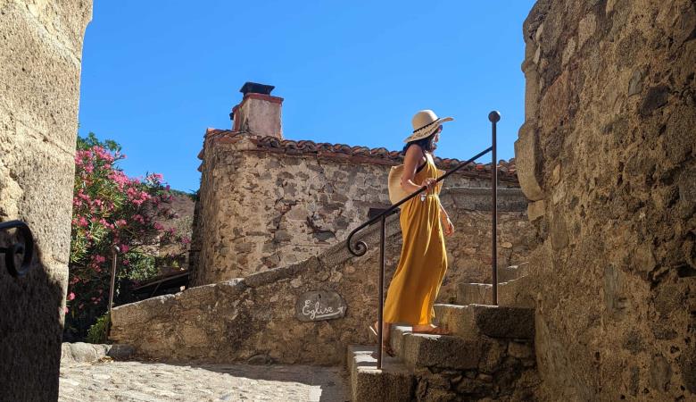 Eus, plus beau village de France escaliers montant à l'église