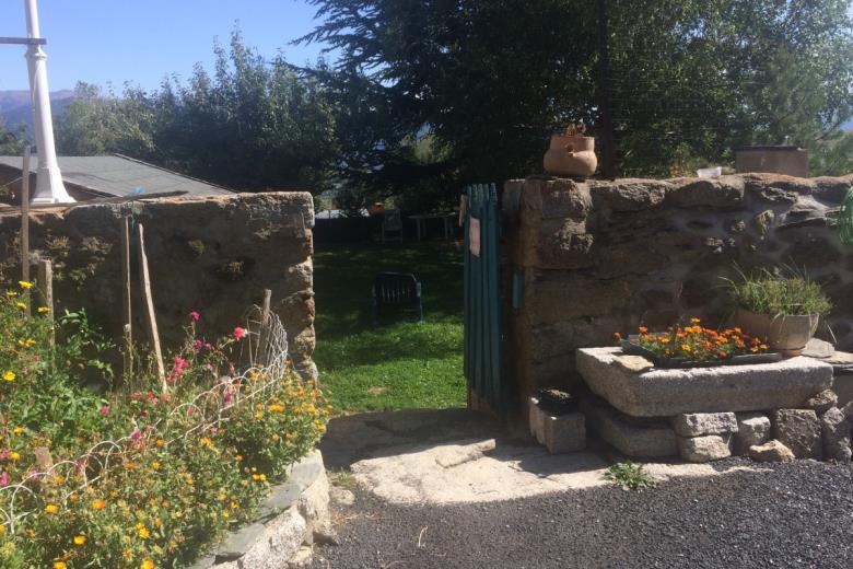 Ouverture de la cour sur le jardin arboré