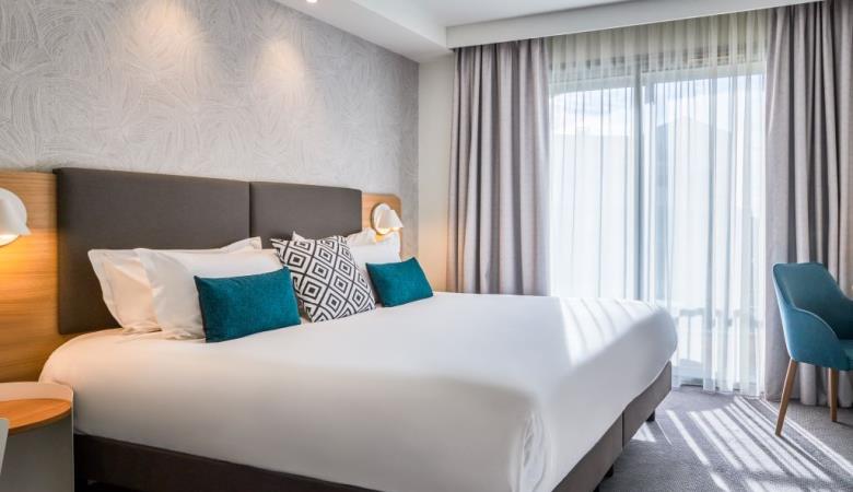 HOLIDAY INN 1 HOLIDAY INN 1