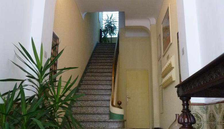 HR Apt2  Entrance + stairs