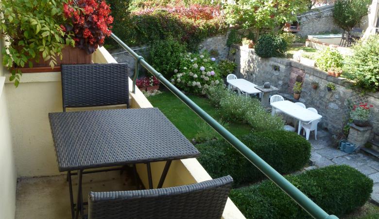 HR Apt3 Balcony furniture + Garden view