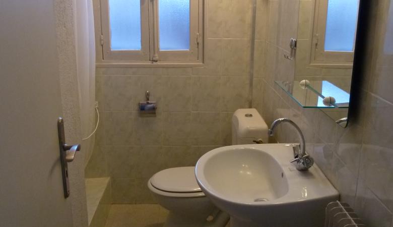 HR Apt3 Main Shower + WC