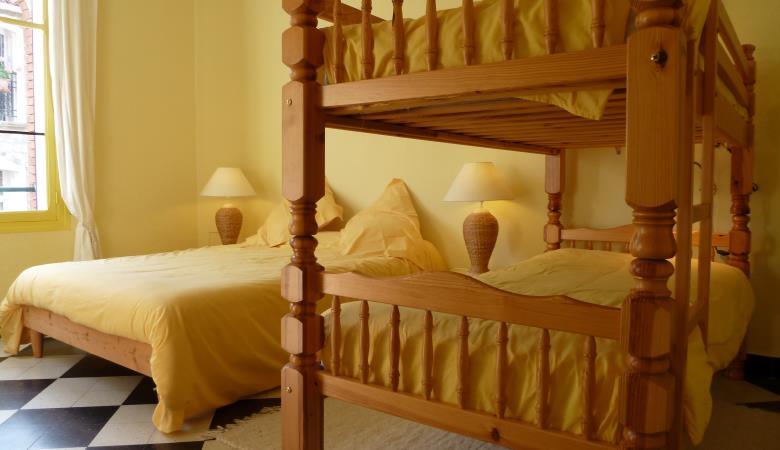 HR Apt5 Yellow double bed + bunks 2