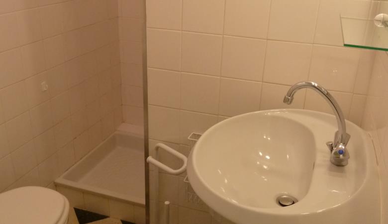 HR Apt6 WC + Shower + Basin