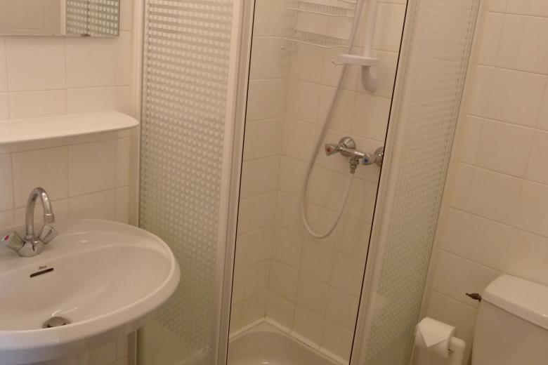 HR Apt7 WC + Shower