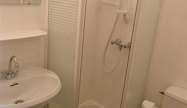 HR Apt7 WC + Shower
