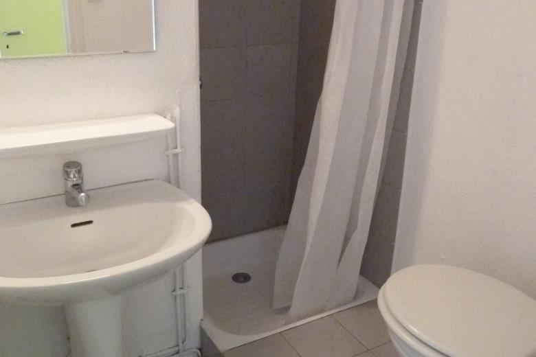 HR Apt8 Bathroom