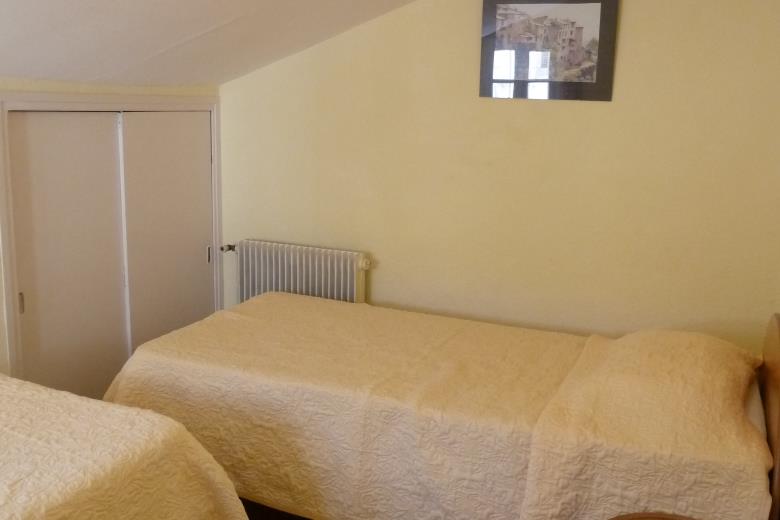 HR Apt9 Bedroom with two single beds