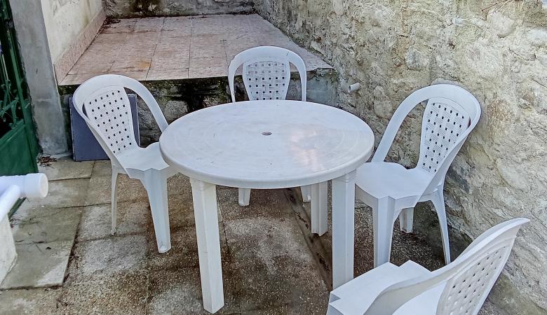 Terrasse avec son salon de jardin