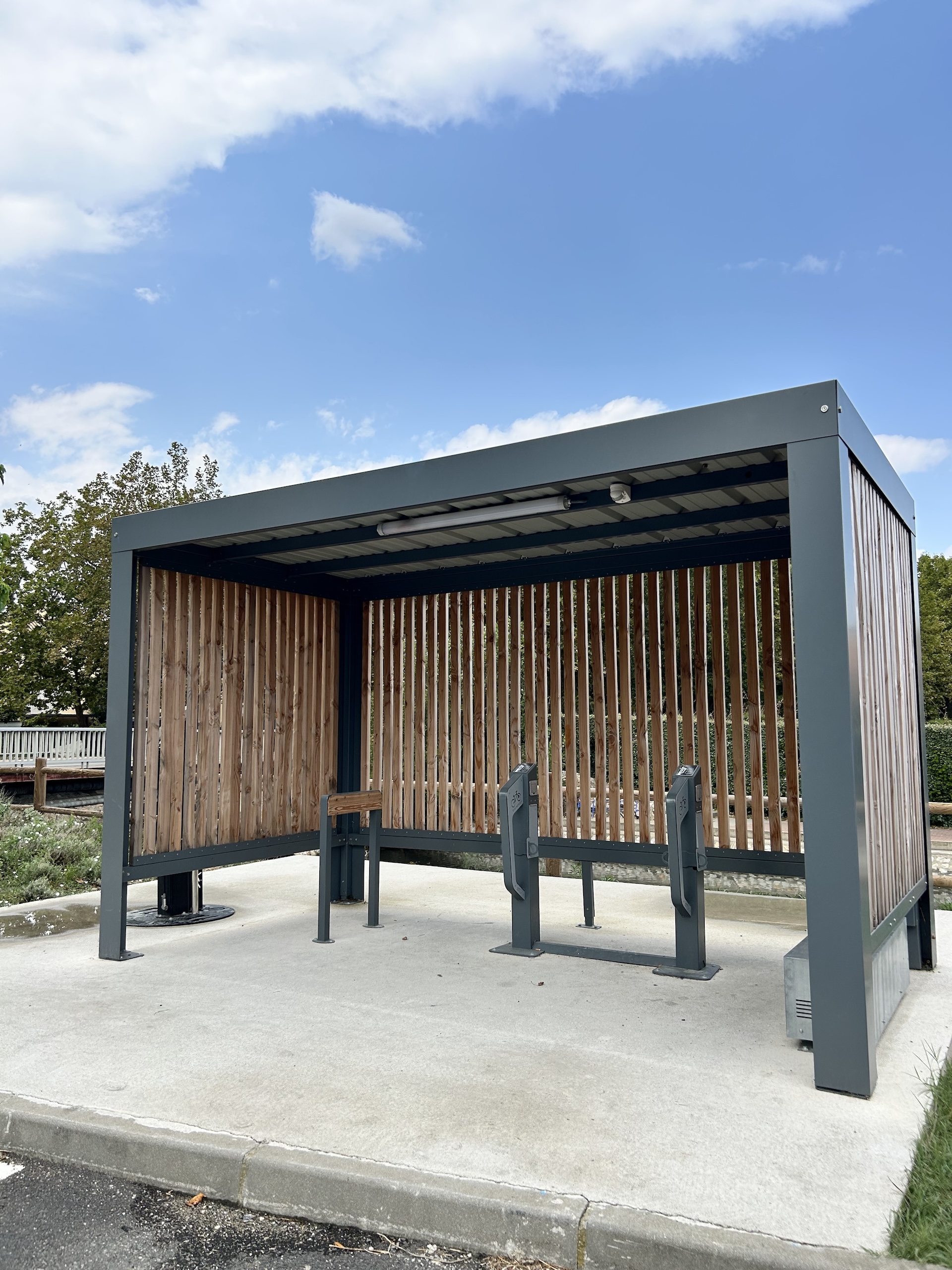 BORNE DE RECHARGE VÉLO ET TOTEM DE RÉPARATION VÉLO