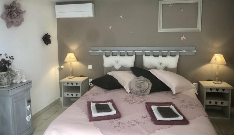 chambre-2-lit-rose-mur-taupe-meuble-el-canigo-saint-michel-de-llotes