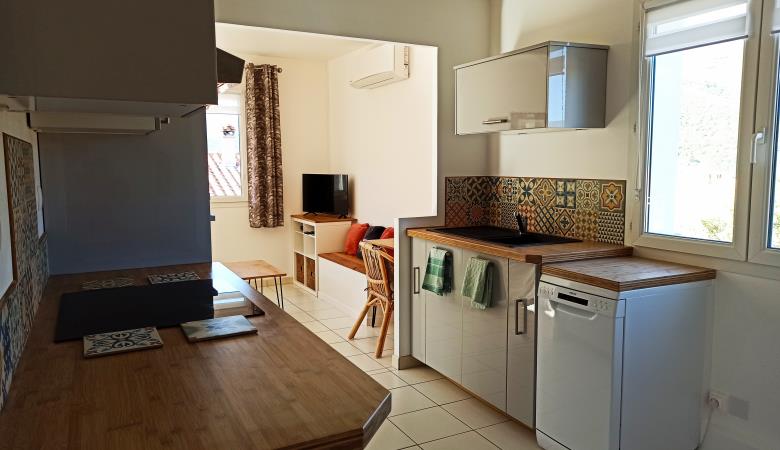 Vue cuisine avec lave-vaisselle