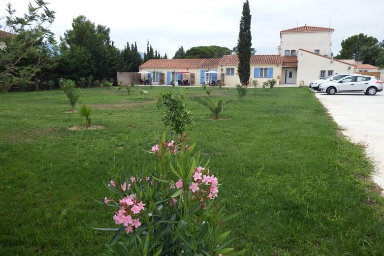 Mas des Palmiers gites -jardinparking