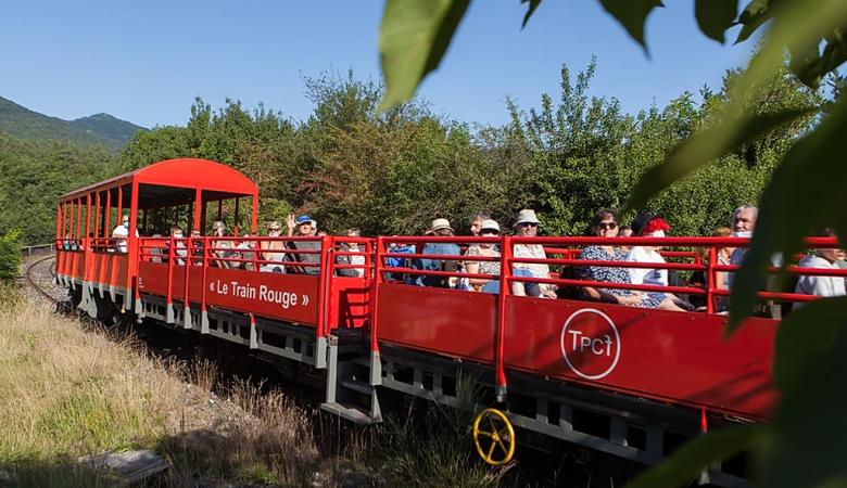 Rivesaltes_Train rouge wagon panoramique_1