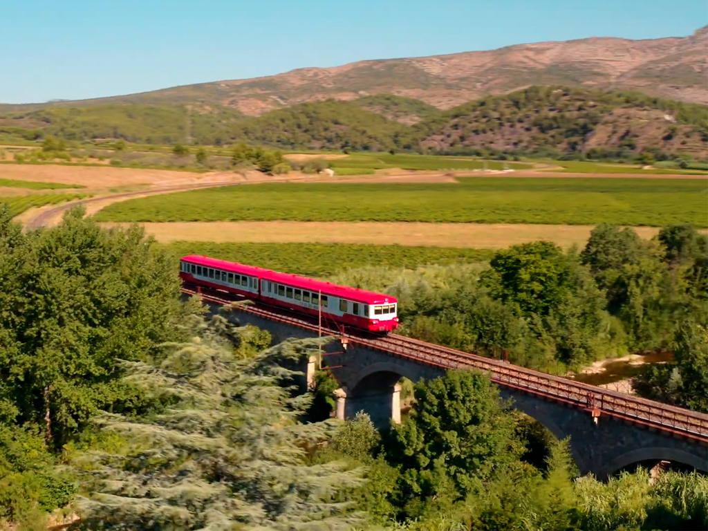 Rivesaltes_train rouge dans la vallée_ ©perpignan méditerranée 1024x768