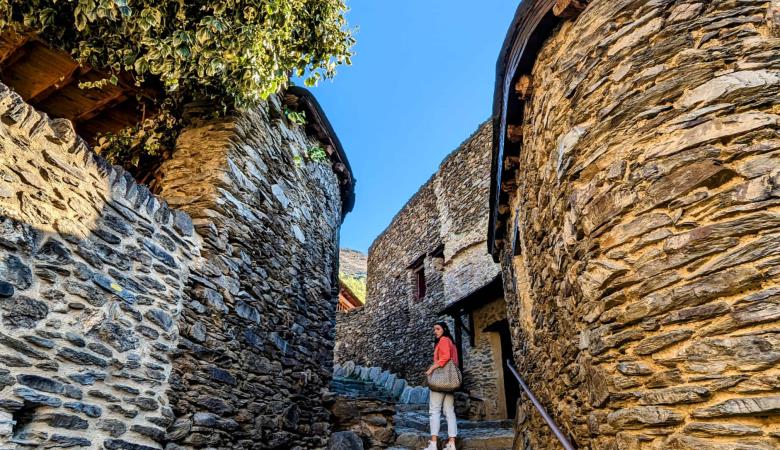Ruelle typique à Evol, plus beau village de France