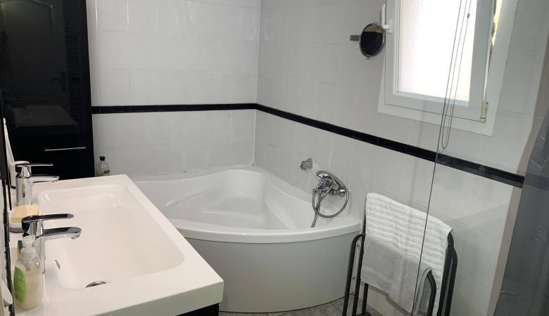 Salle de bain villa baignoire et douche Salle de bain villa baignoire et douche