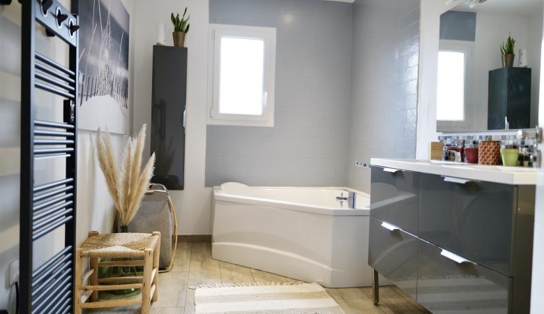 Salle de bains vue fenetre