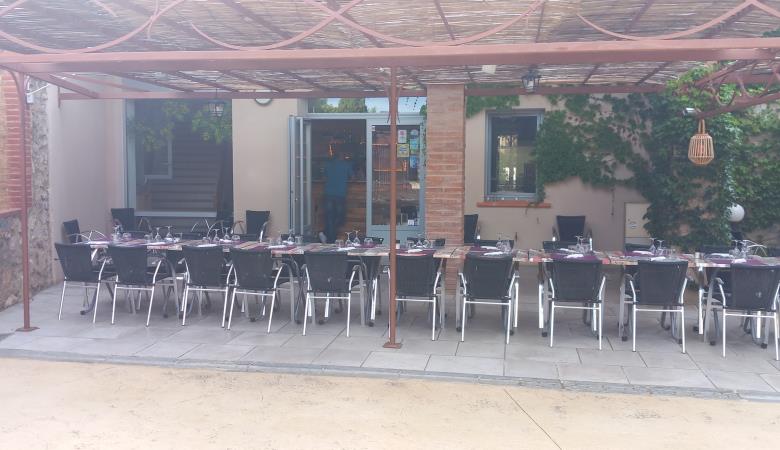 Terrase et table groupe - comptoir de Triniach - Latour de fr - C.ERY