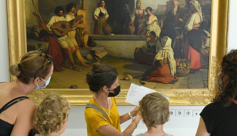 Visite devant le tableau Les joueurs de Luth, tableau de Guillaume Bodinier au musée d'art Hyacinthe Rigaud